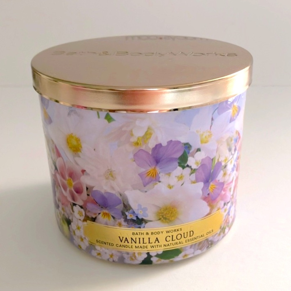 BATH & BODY WORKS VANILLA CLOUD SCENTED 3- WICK CANDLE NWT‼️
